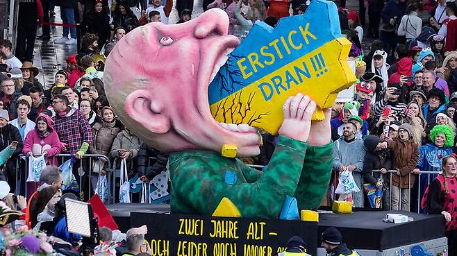 우크라이나를 삼키려는 푸틴 러시아 대통령의 모습을 묘사한 독일 축제 조형물