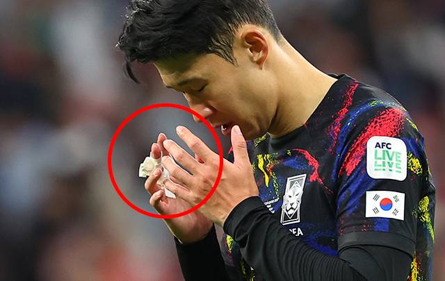 6일(현지시간) 카타르 알라이얀 아흐마드 빈 알리 스타디움 열린 2023 아시아축구연맹(AFC) 아시안컵 4강전 한국과 요르단 경기가 끝난 뒤 손흥민이 고개를 숙인 채 경기장을 나서고 있다. 사진=연합뉴스