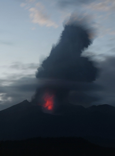 일본 규슈 남부의 화산섬인 사쿠라지마(櫻島)가 14일 오후 6시 33분께 분화해 연기가 5㎞까지 치솟았다. 무인측정카메라에 의해 촬영된 분화 모습. 도쿄 교도=연합뉴스