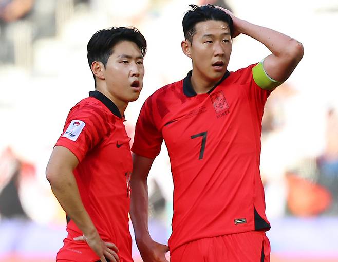 15일(현지시간) 카타르 도하 자심 빈 하마드 스타디움에서 열린 2023 아시아축구연맹(AFC) 아시안컵 조별리그 E조 한국과 바레인의 경기. 대표팀 주장 손흥민과 이강인이 프리킥을 차기 전 이야기를 나누고 있다. 연합뉴스