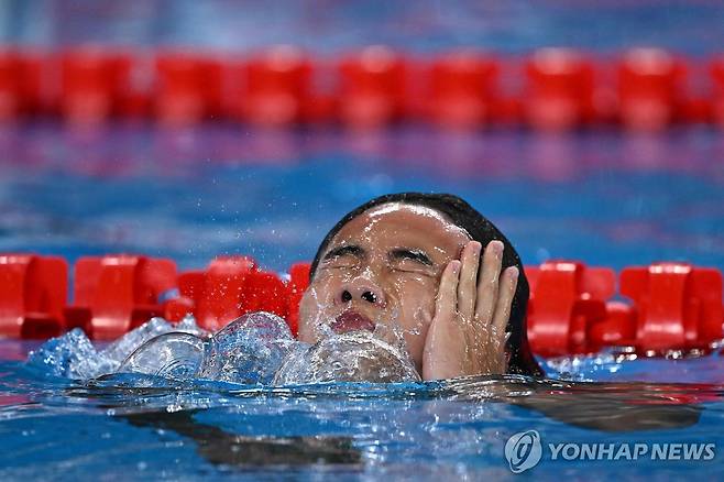 황선우, 세계선수권 남자 자유형 200ｍ 우승 (도하 AFP=연합뉴스) 황선우가 14일(한국시간) 카타르 도하 어스파이어돔에서 열린 2024 국제수영연맹 세계선수권대회 경영 남자 자유형 200ｍ 결승에서 기록을 확인한 뒤, 웃고 있다.