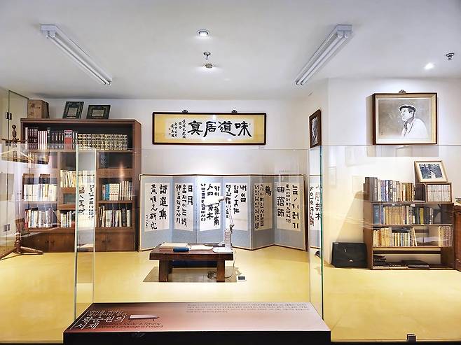 황순원문학촌 소나기마을에 전시된 '황순원의 서재' [사진/백승렬 기자]