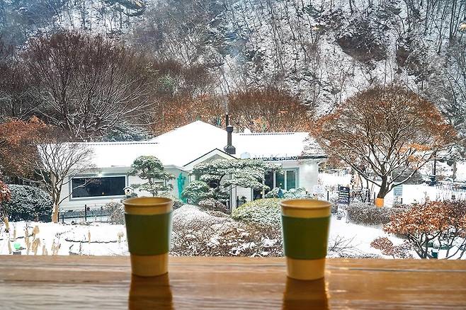 눈 내린 양평의 한 카페 [사진/백승렬 기자]