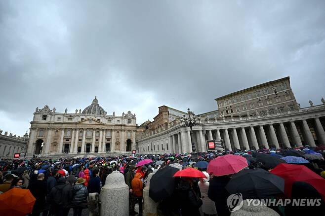 바티칸 성베드로 대광장에 모인 순례자들 [AFP 연합뉴스자료사진. 재판매 및 DB 금지]