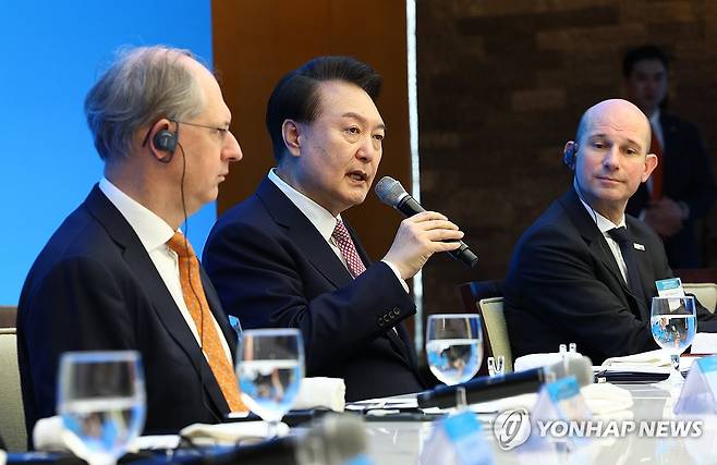 외국인 투자기업 대표 오찬 간담회 발언하는 윤석열 대통령 (서울=연합뉴스) 홍해인 기자 = 윤석열 대통령이 14일 서울 중구 대한상공회의소 챔버라운지에서 외국인 투자기업 대표들과 연 오찬 간담회에서 발언하고 있다. 2024.2.14 [대통령실통신사진기자단] hihong@yna.co.kr