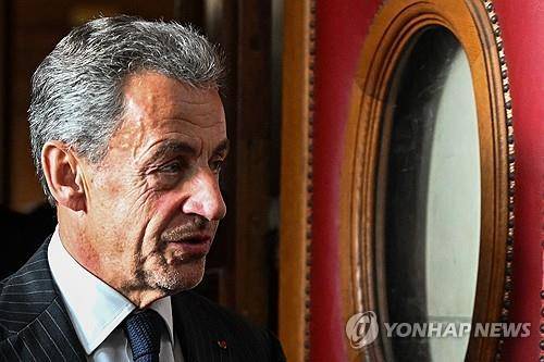 (파리 AFP=연합뉴스) 니콜라 사르코지 전 프랑스 대통령이 14일(현지시간) 프랑스 파리 고등법원에서 '불법 선거자금 사건' 항소심 선고 공판을 들은 뒤 법정을 나서고 있다.