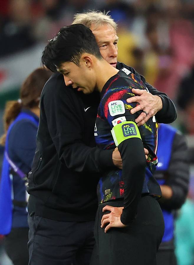 아시안컵 4강전 한국과 요르단 경기가 끝난 뒤 위르겐 클린스만 감독이 손흥민을 위로하고 있다. 사진=연합뉴스