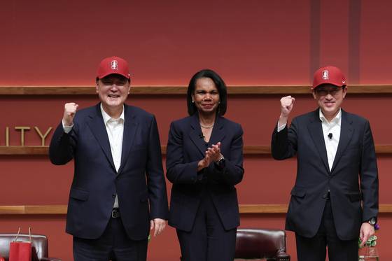 아시아태평양경제협력체(APEC) 정상회의 참석차 지난해 미국을 방문 중인 윤석열 대통령과 기시다 후미오 일본 총리가 미국 캘리포니아주 스탠퍼드대 후버연구소에서 열린 한일 정상 좌담회에서 콘돌리자 라이스 후버연구소장으로부터 선물 받은 야구 모자를 쓰고 있다. [공동취재] 연합뉴스