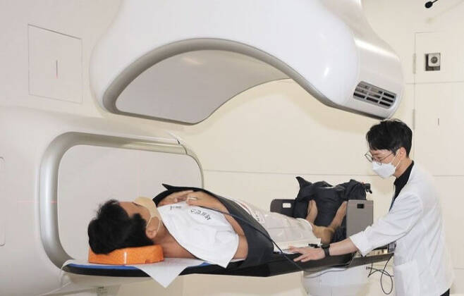 방사선 항암치료 모습. 사진은 연세대 세브란스병원 중입자치료기를 이용한 항암치료 과정. [사진=세브란스병원]