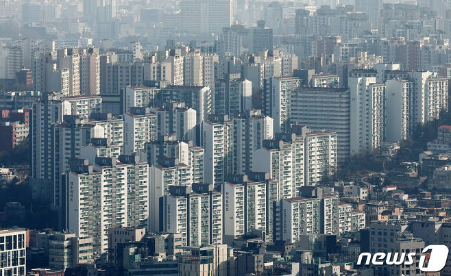 서울 중구 남산에서 바라본 도심에 아파트 단지가 보이고 있다. 2024.2.4/뉴스1 ⓒ News1 장수영 기자