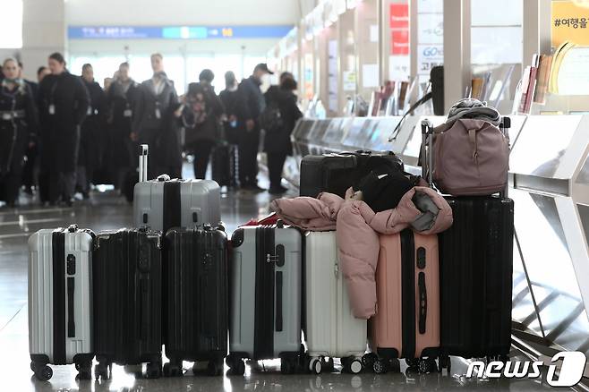 설 연휴 마지막 날인 지난 12일 오전 인천국제공항 출국장 (자료사진) /뉴스1