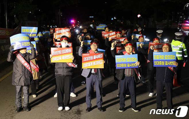 제주특별자치도의사회 회원 50여 명이 15일 오후 제주도청 앞에서 '터무니 없는 의료정책 패키지 및 망국적 의대 증원 규탄대회'를 열고 구호를 외치고 있다.2024.2.15./뉴스1 ⓒ News1 오미란 기자