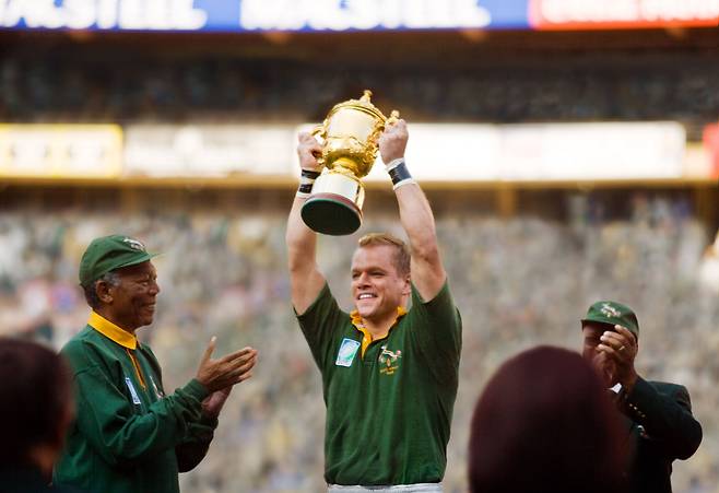 영화 인빅터스의 한 장면. 넬슨 만델라 남아공 대통령이 1995 럭비 월드컵 우승 트로피를 남아공 대표팀 주장에게 건넨 장면을 담았다. /조선일보DB