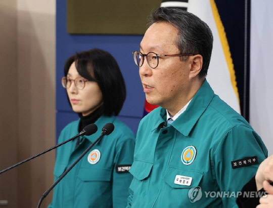 박민수 보건복지부 2차관이 15일 오전 정부서울청사에서 의사 집단행동 중앙사고수습본부 정례 브리핑을 하고 있다.<사진: 연합뉴스>