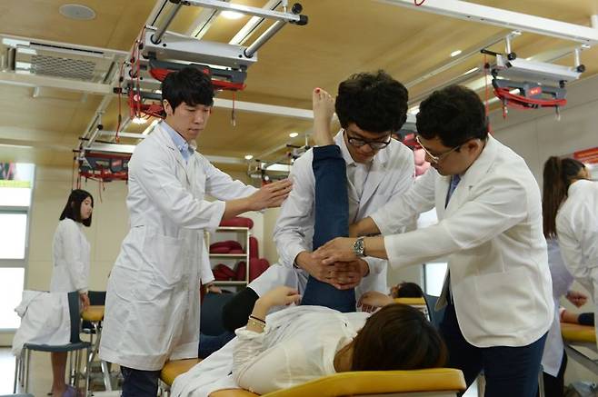 대구보건대학교 물리치료학과 수업 실습 사진. 전문대교협 제공