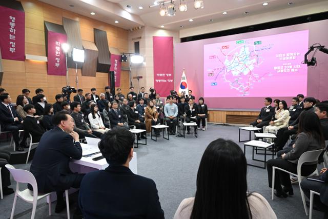 윤석열 대통령이 지난달 25일 경기도 의정부시청 대강당에서 열린 '국민과 함께하는 민생토론회-여섯 번째, 출퇴근 30분 시대, 교통격차 해소'에서 광역 교통 혁신방안 발표를 듣고 있다. 연합뉴스