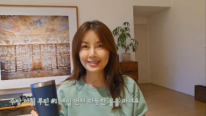 배우 신애라(54)가 건강을 위해 꼭 챙기는 아침 루틴으로 따뜻한 물을 마시기, 사과 먹기를 공개했다./사진=유튜브 채널 ‘신애라이프’ 캡처