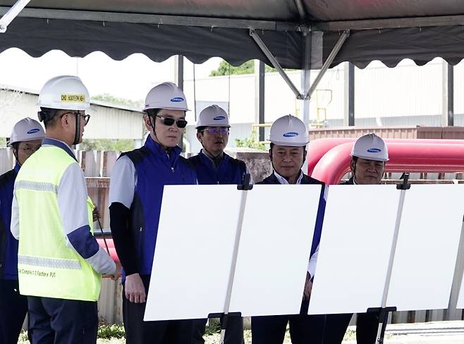 <yonhap photo-2558="">지난 9일 말레이시아 스름반의 삼성SDI 배터리 공장 찾은 이재용 삼성전자 회장. 삼성전자 제공 </yonhap>