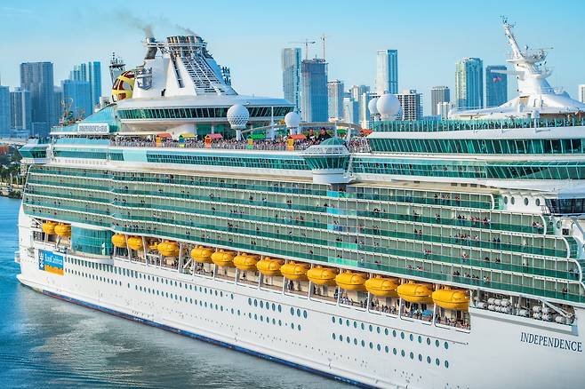 크루즈 산업은 엔데믹 후 코로나 이전보다 되레 시장 규모가 커졌다.  마이애미에는 지난해 700만명 넘는 여행자가 크루즈 타기 위해 마이애미포트를 찾았다. 사진은 로얄캐리비안크루즈의 또 다른 크루즈 '인디펜던스호'. 선내가 사람들로 가득 차있다.