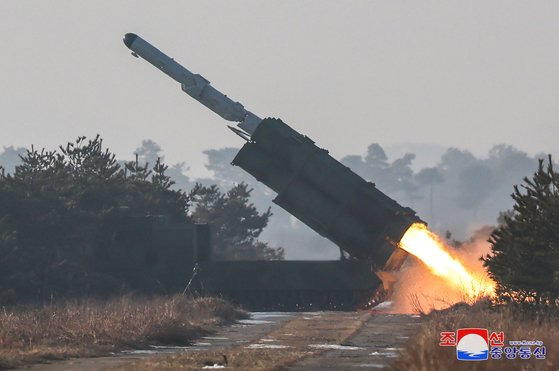 김정은 북한 국무위원장은 지난 14일 오전, 해군에 장비하게 되는 신형 지상대해상 미사일 '바다수리-6형' 검수 사격 시험을 지도했다고 조선중앙통신이 15일 보도했다. 연합뉴스