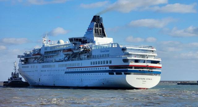 ▲ 700여명이 탑승할 수 있는 두원상선의 국내 유일 아웃바운드 크루즈선의 모항이 당초 동해항에서 포항영일신항으로 결정될 전망이다. 중형 크루즈선 ‘이스턴비너스’호.