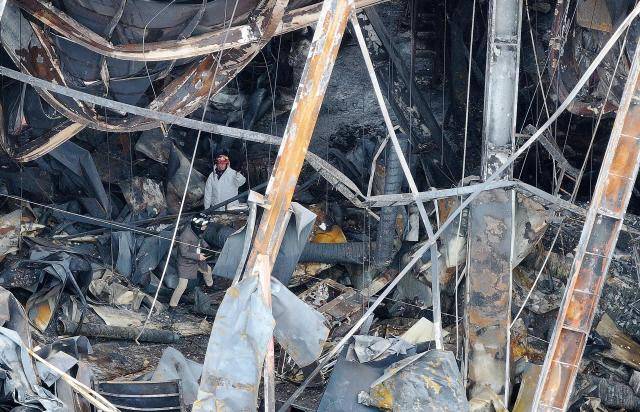 ▲ 지난 6일 오후 경북 문경시 신기동 육가공공장 화재 현장에서 소방청 합동사고조사단이 현장을 살펴보고 있다. 연합뉴스