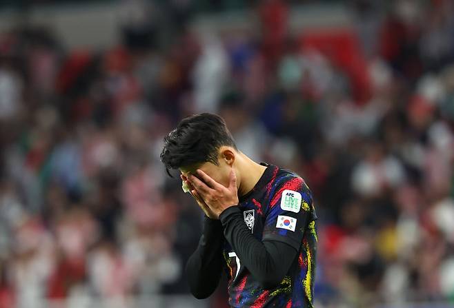 손흥민의 손가락 탈구를 통해 결국 축구 대표팀 선수단 내 불화와 물리적 마찰 사실이 드러났다. 지난 7일 아시안컵 준결승 요르단전 패배 뒤 얼굴을 감싼 손흥민의 오른쪽 손가락이 테이프로 감겨 있다. 연합뉴스
