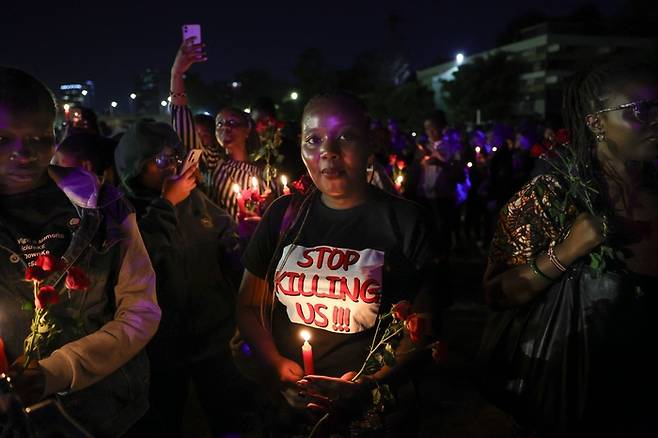 케냐 여성 활동가와 학생들이 14일(현지시간) 나이로비 대학 앞에서 다크 발렌타인 집회를 열고 젠더 기반 폭력으로 숨진 여성을 추모하고 당국에 엄정한 대응을 촉구하고 있다./AFP연합뉴스