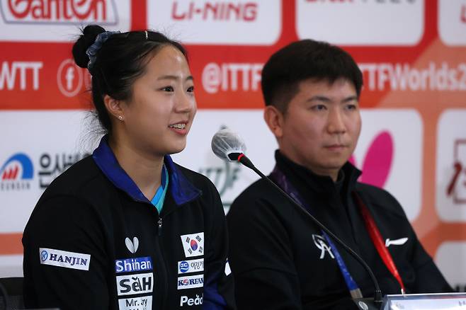 신유빈(왼쪽)이 15일 부산 해운대구 벡스코에서 열린 2024 부산세계탁구선수권대회 공식 기자회견에서 취재진 질문에 답변하고 있다. 연합뉴스