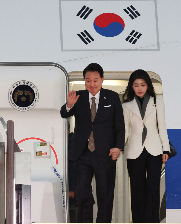 영국 국빈 방문과 프랑스 방문 일정을 마친 윤석열 대통령과 김건희 여사가 26일 성남 서울공항에서 공군1호기편으로 귀국하며 인사하고 있다. 2023.11.26 연합뉴스