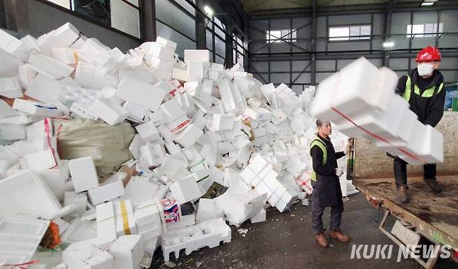 “산처럼 쌓이는 스티로폼”명절이면 각 지자체는 넘쳐나는 쓰레기로 비상이다. 쓰레기를 줄이는게 최선이지만 ‘분리배출’이라도 제대로 해야한다는게 전문가의 지적이다.