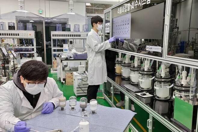 리튬농축액 활용 연구를 진행 중인 연구팀. 한국지질자원연구원