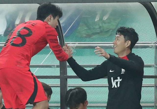 지난해 10월 서울월드컵경기장에서 튀니지와의 친선경기에 나선 손흥민(오른쪽)과 이강인. 뉴시스