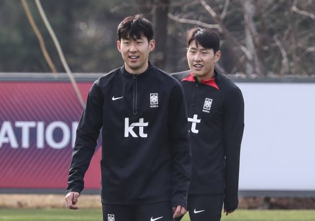 지난해 3월 파주트레이닝센터에서 함께 훈련하는 손흥민과 이강인. 뉴시스