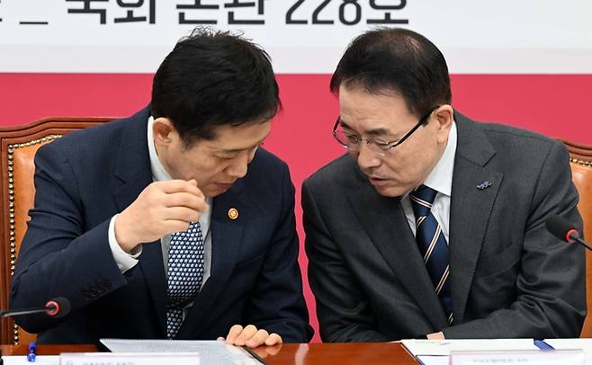 김주현 금융위원회 위원장과 조용병 전국은행연합회 회장이 14일 국회에서 열린 ‘고금리 위기 극복과 신산업 전환을 위한 맞춤형 기업금융 지원방안’ 민당정협의회에서 대화하고 있다. [김호영 기자]