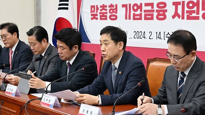 14일 국회에서 국민의힘 유의동 정책위의장이 고금리 위기 극복과 신산업 전환을 위한 맞춤형 기업금융 지원방안 민당정협의회를 하고 있다. [김호영 기자]