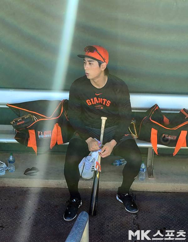 이정후가 타격연습 도중 휴식을 취하고 있다. 사진(美 스코츠데일)= 김재호 특파원