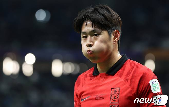 (알와크라(카타르)=뉴스1) 김성진 기자 = 대한민국 이강인이 2일(현지시간) 카타르 알와크라 알자누브 스타디움에서 열린 2023 아시아축구연맹(AFC) 카타르 아시안컵 8강전 호주와 대한민국의 경기, 연장 후반 교체되며 물을 마시고 있다. 2024.2.3/뉴스1