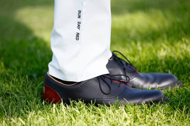 타이거 우즈가 14일(한국시간) 제네시스 인비테이셔널 연습 라운드에서 착용한 흰 바지와 신발에 새로운 의류 후원사인 선데이레드의 로고가 새겨져 있다. AFP 연합뉴스