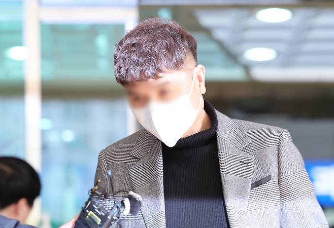 방송인 박수홍(54)씨의 개인 돈과 기획사 자금 등 수십억원을 횡령한 혐의로 기소된 친형 진홍(56)씨가 14일 오후 서울서부지법에서 열린 1심 선고를 마친 뒤 나오고 있다. 법원은 박씨가 회사 자금을 횡령한 혐의만 일부 인정해 징역 2년을 선고했다. 도주나 증거인멸 우려 등이 없는 점 등을 고려해 법정 구속은 하지 않았다. [연합뉴스]