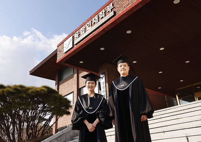 KAIST 융합인재학부 1호 졸업생 고경빈(왼쪽)씨와 김백호 씨.[KAIST 제공]