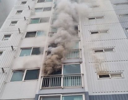 [부산=뉴시스] 14일 오후 부산 동래구의 한 아파트 4층 A씨의 집에서 불이 났다. (사진=부산소방재난본부 제공) *재판매 및 DB 금지