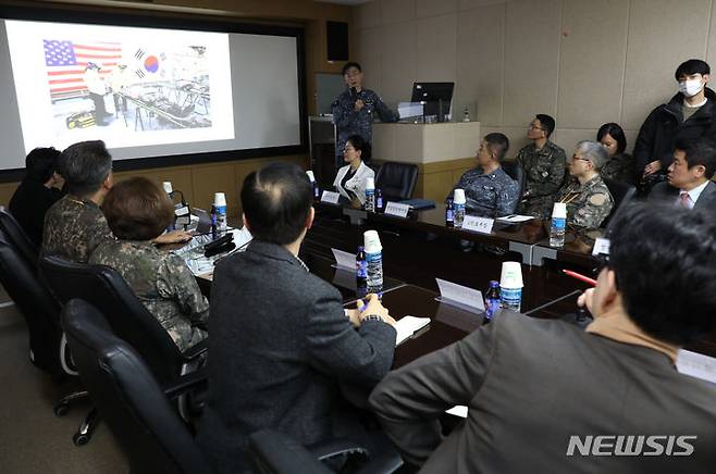 [대전=뉴시스] 국회사진기자단 = 한동훈 국민의힘 비상대책위원장이 15일 오후 대전시 유성구 국군대전병원을 방문해 이국종 국군대전병원장의 병원 현황 관련 브리핑을 듣고 있다. 2024.02.15. photo@newsis.com