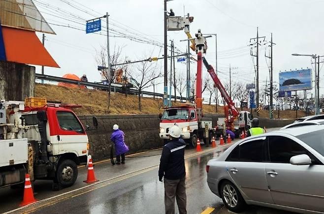 [인천=뉴시스] 인천 옹진군 영흥면 선재대교 인근에서 한국전력공사 경기본부 관계자들이 복구작업을 벌이고 있다. (사진=한국전력공사 경기본부 제공) *재판매 및 DB 금지