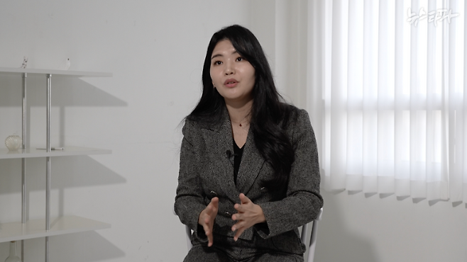 국회를 바라보고 있는 22대 총선 국민의힘 영입 인재인 정혜림 씨. 국내 대기업에서 ESG 부문을 담당했던 1992년생 정혜림 씨는 '기후위기 문제를 해결하고 싶다'며 22대 총선 출마를 결심했다.&nbsp;