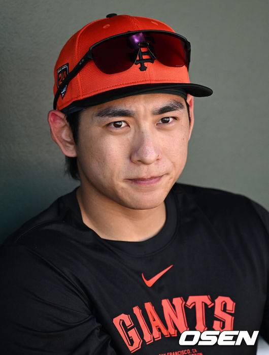 [OSEN= 스코츠데일(미국 애리조나주), 이대선 기자] 15일(한국시간) 미국 애리조나주 스코츠데일 스타디움에서 2024 메이저리그 샌프란시스코 자이언츠의 스프링캠프가 진행됐다.샌프란시스코 자이언츠 이정후가 훈련을 준비하고 있다. 2024.02.15 /sunday@osen.co.kr