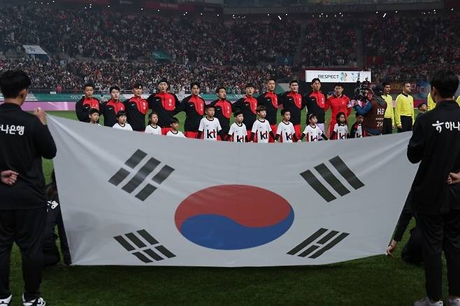 지난해 11월16일 서울 마포구 서울월드컵경기장에서 열린 ‘2026 국제축구연맹(FIFA) 북중미 월드컵’ 아시아 지역 2차 예선 싱가포르와의 경기에서 대한민국 대표팀 선수들이 애국가를 부르고 있다. 뉴시스