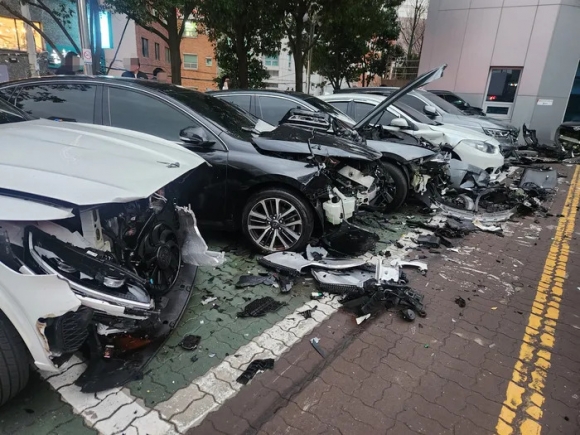 15일 오후 부산 서구청 주차장에서 주행하던 승용차가 갑자기 돌진하면서 차량 7대를 잇달아 들이받았다. 연합뉴스