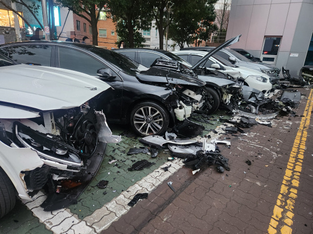 15일 오후 부산 서구청 주차장에서 주행하던 승용차가 갑자기 돌진하면서 차량 6∼7대를 잇달아 들이받았다. 이 사고로 운전자 등 2명이 병원으로 옮겨졌다. 사진은 사고가 발생한 주차장 모습. 연합뉴스