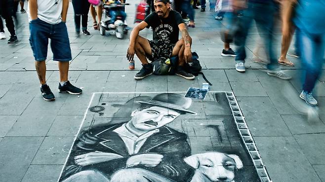 찰리 채플린은 세계대전과 냉전 시기 웃음으로 사회를 비판하고 인간을 향한 애정을 드러냈다.[사진=뉴시스]